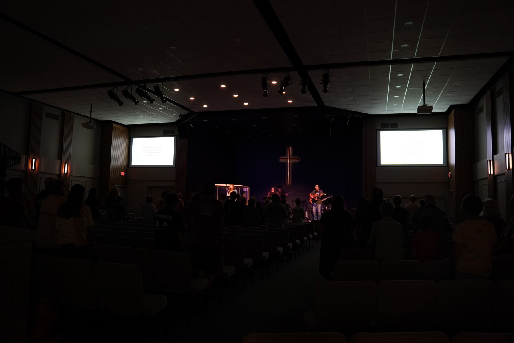 The full room worshipping with lyrics on both screens